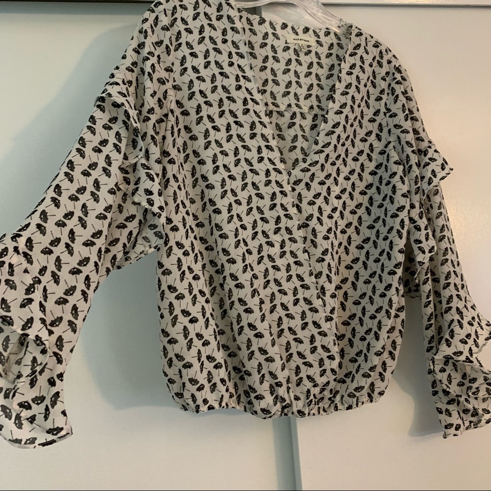 Umbrella blouse with flowey sleeves